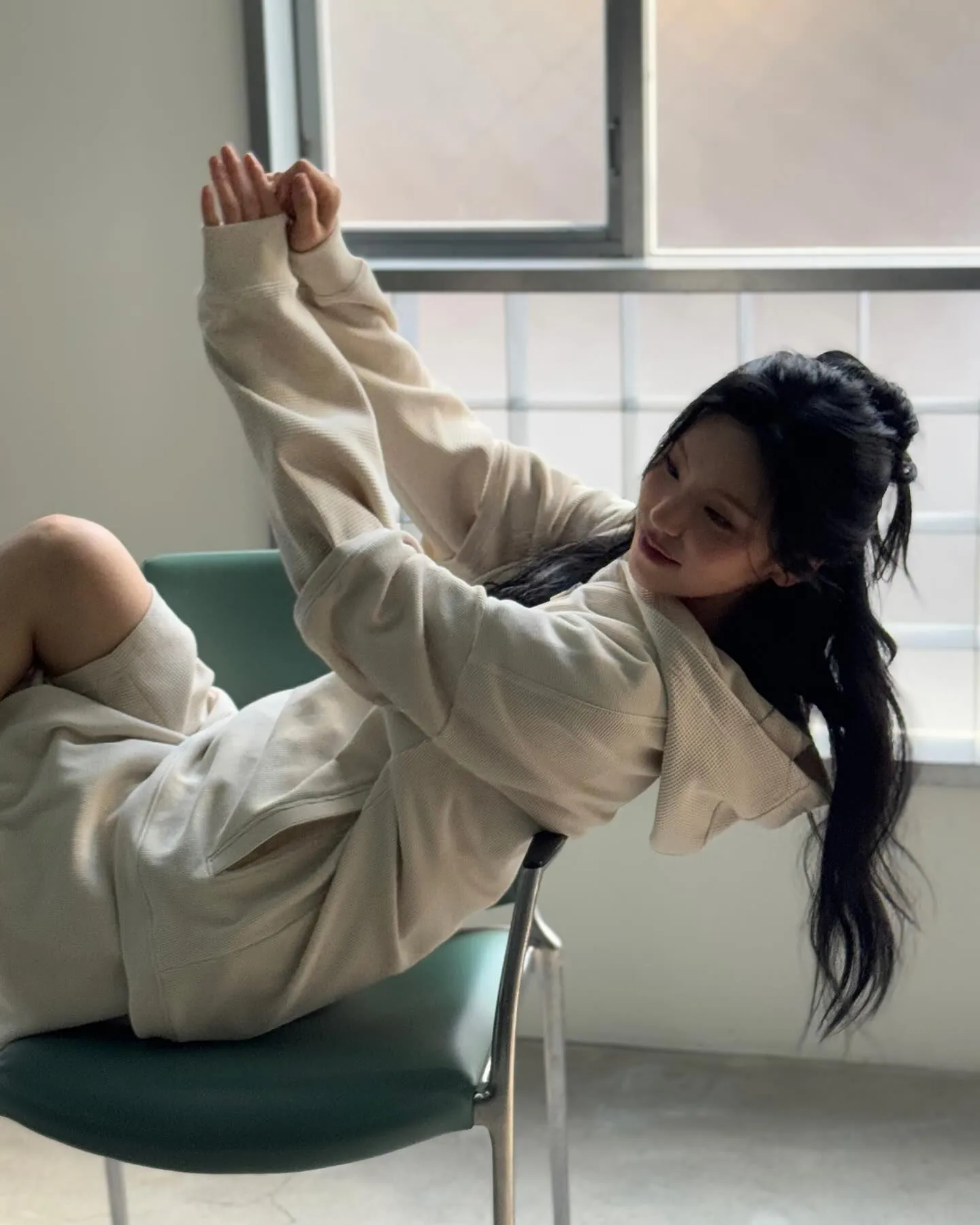 ITZY 예지 소파 앞 데일리룩
