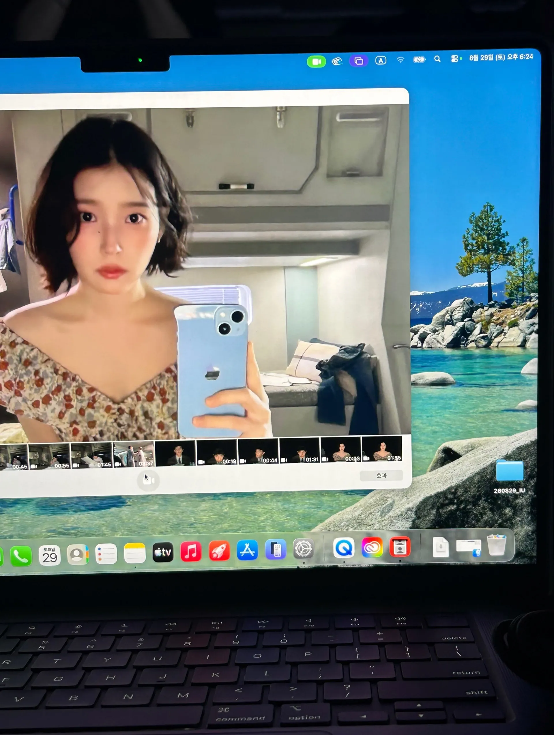 아이유 벽돌 벽 앞 시계 화보 모음