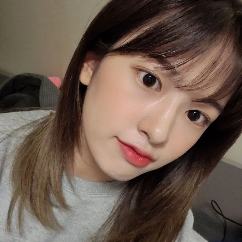 아이즈원 안유진 집에서 찍은 셀카