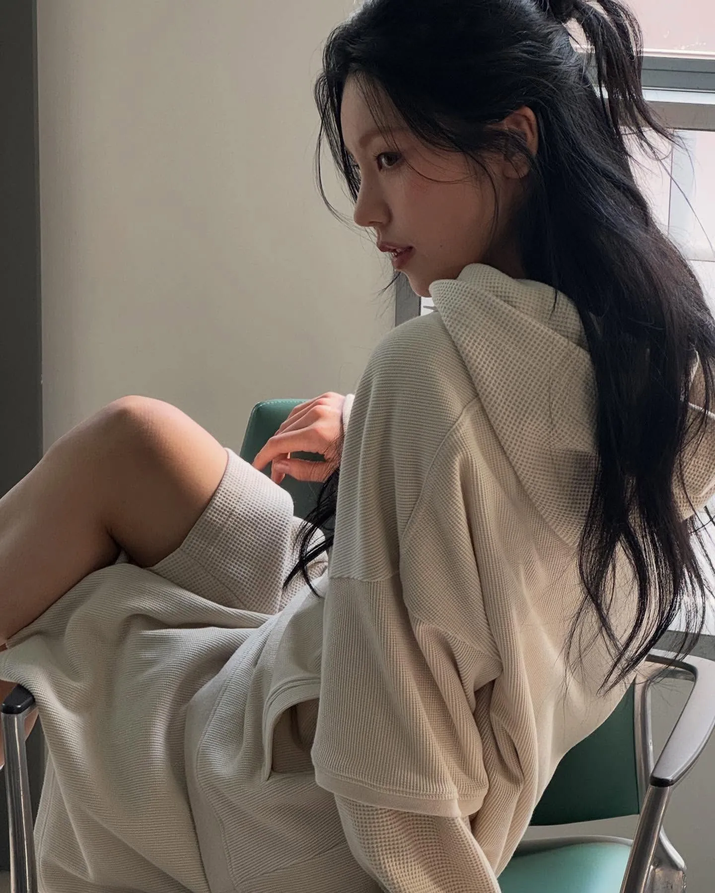 ITZY 예지 소파 앞 데일리룩