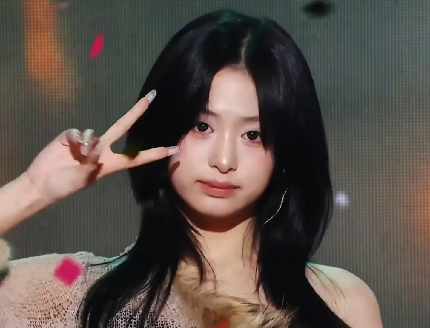 BABYMONSTER 아현 무대 위 하트 포즈