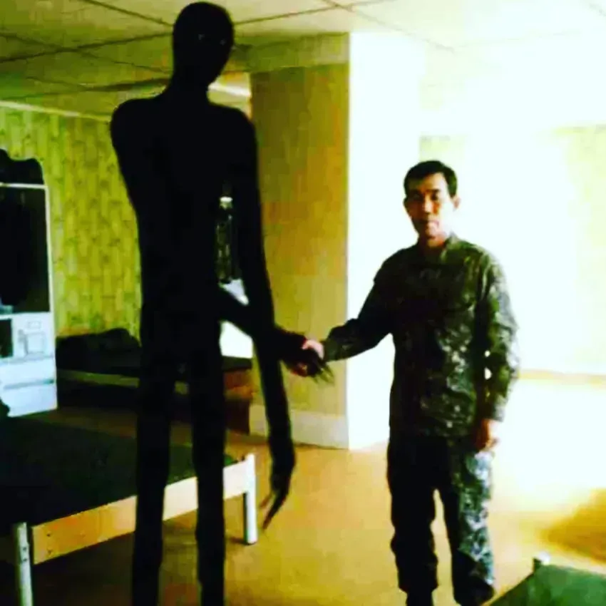백룸에 떨어진 행보관 근황.jpg