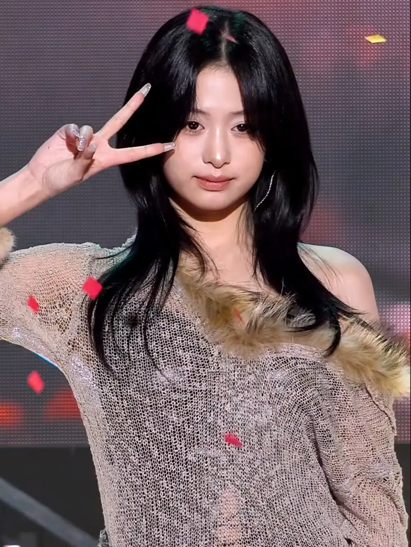 BABYMONSTER 아현 무대 위 하트 포즈