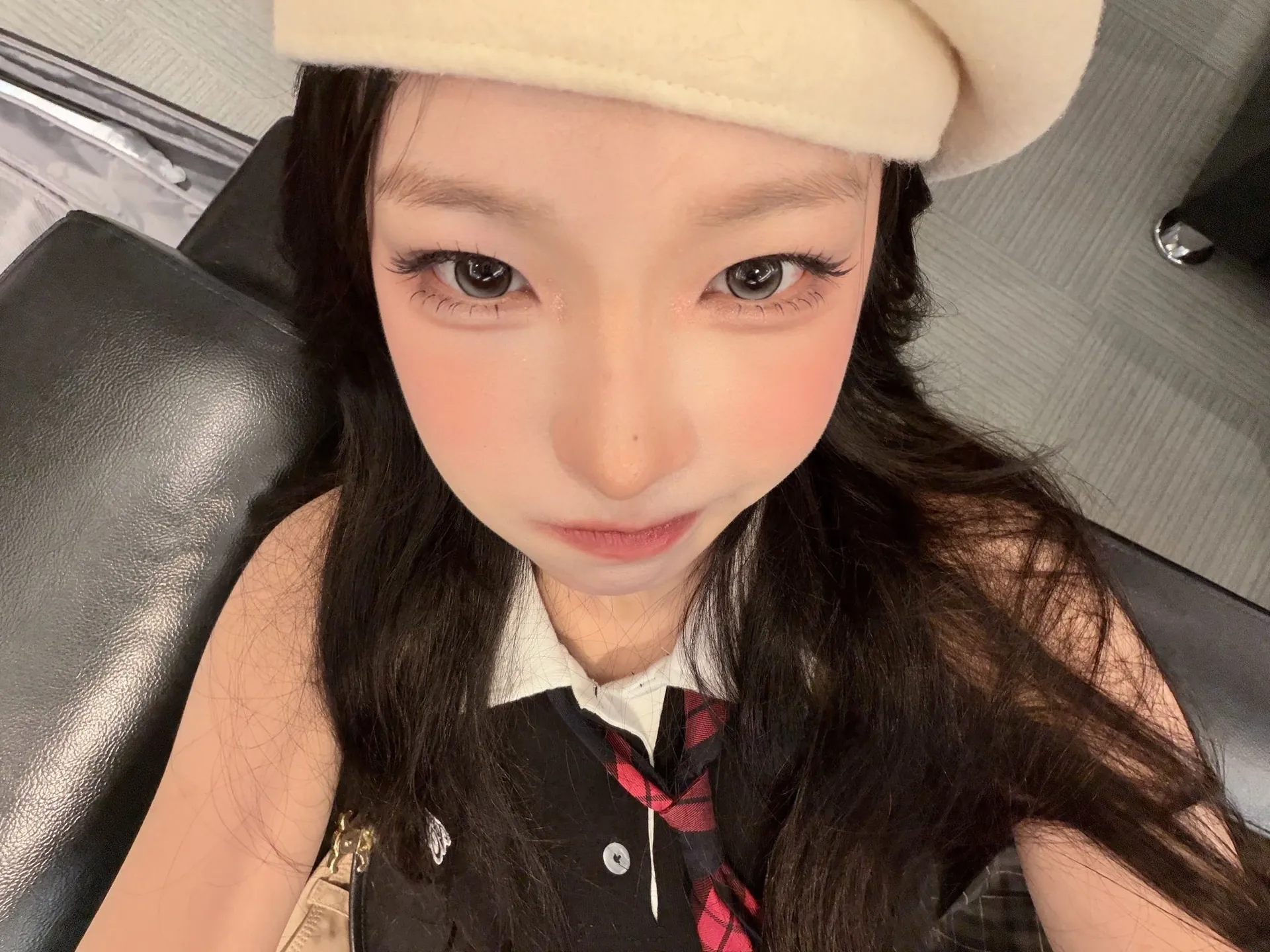 프로미스나인 백지헌 베레모 쓰고 무대 앞에 쪼그려 앉았네