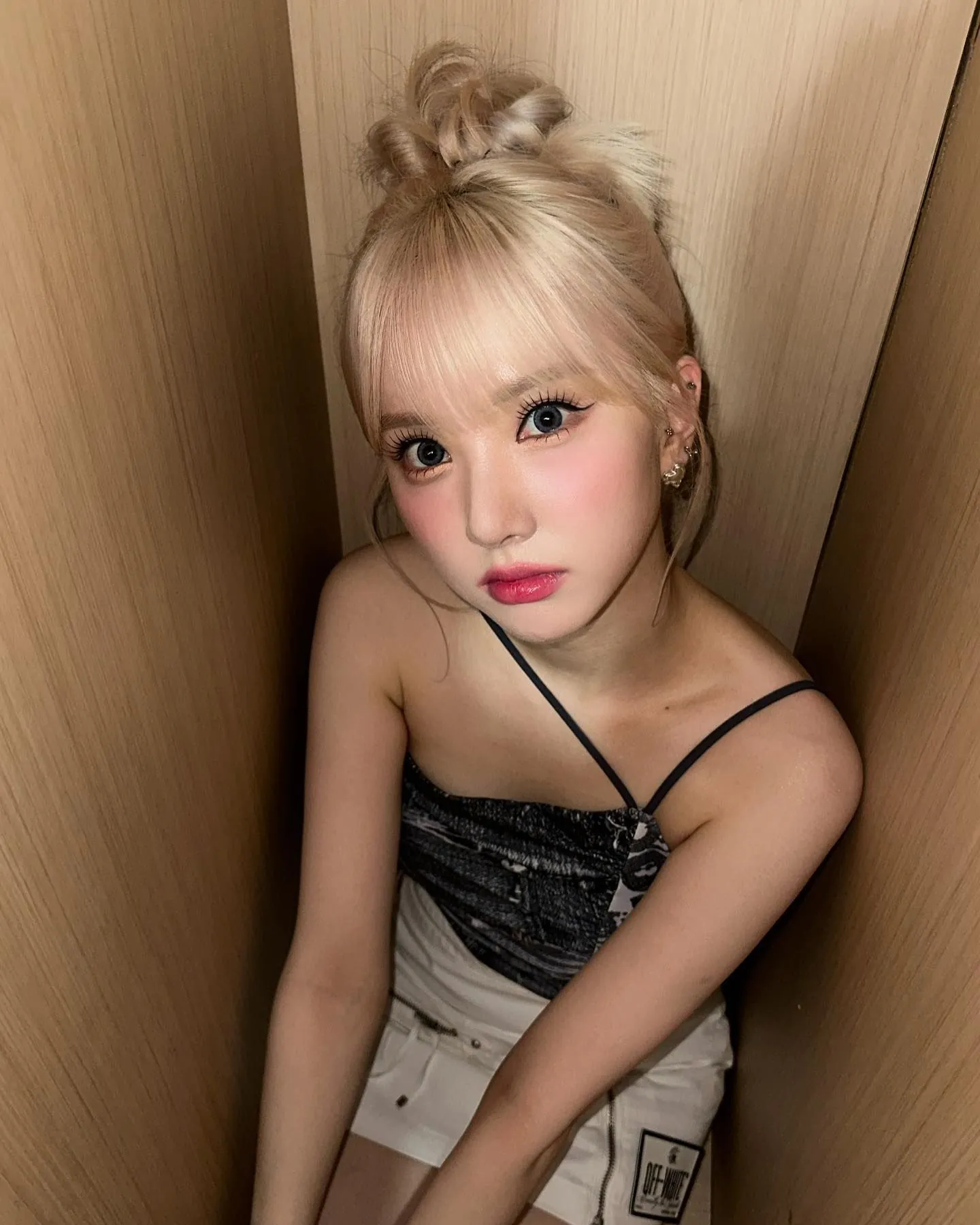 VIVIZ (비비지) 은하 나무 벽 사이 틈에서 찍은 사진