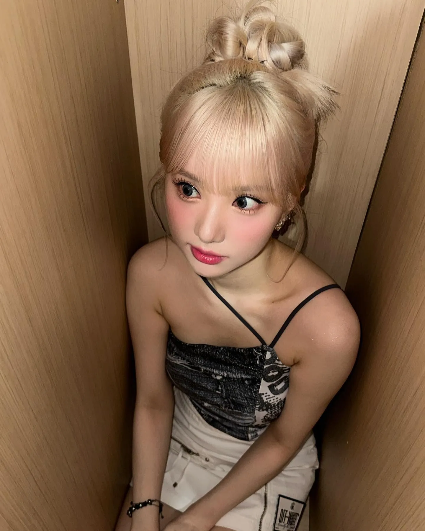 VIVIZ (비비지) 은하 나무 벽 사이 틈에서 찍은 사진