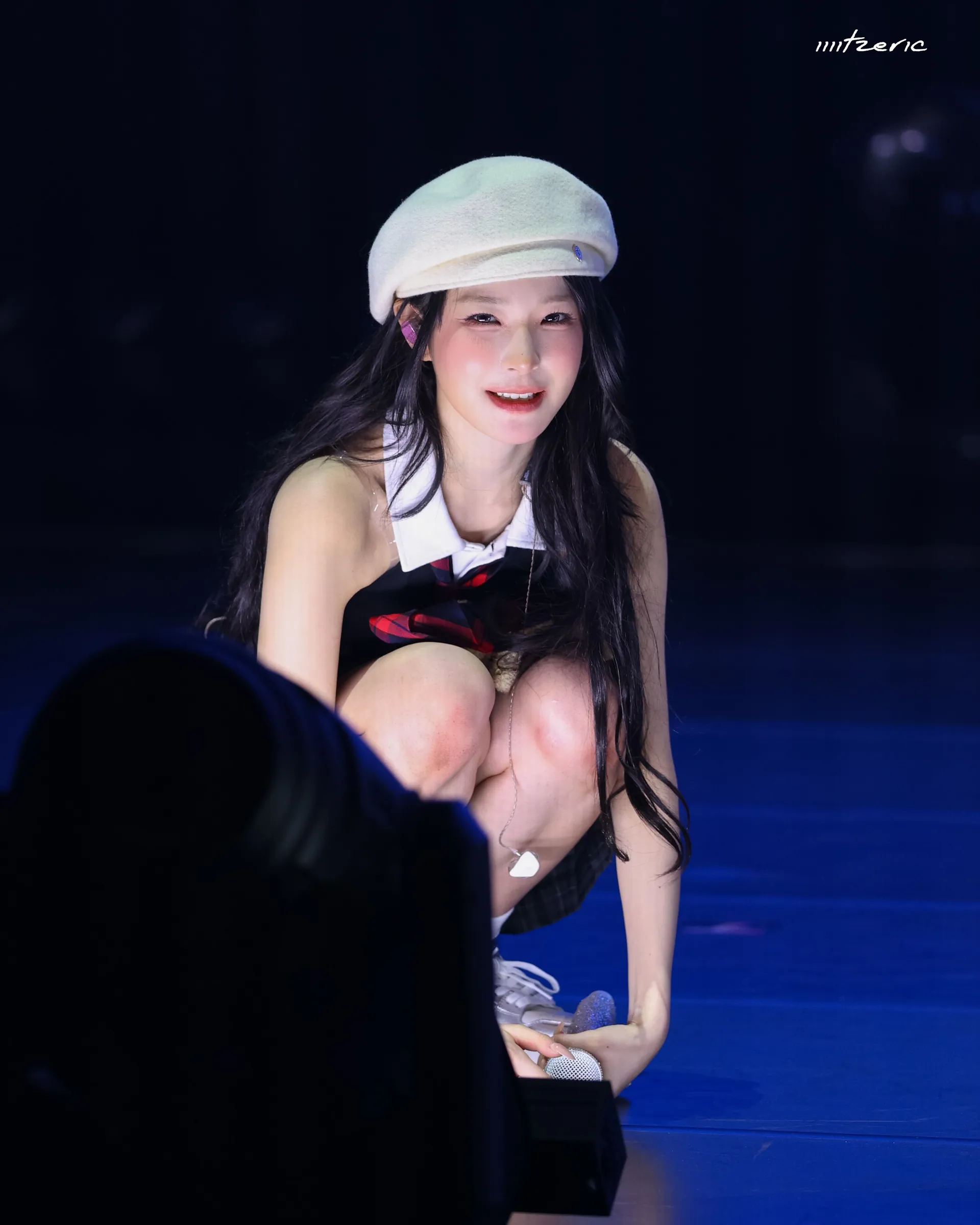 프로미스나인 백지헌 베레모 쓰고 무대 앞에 쪼그려 앉았네