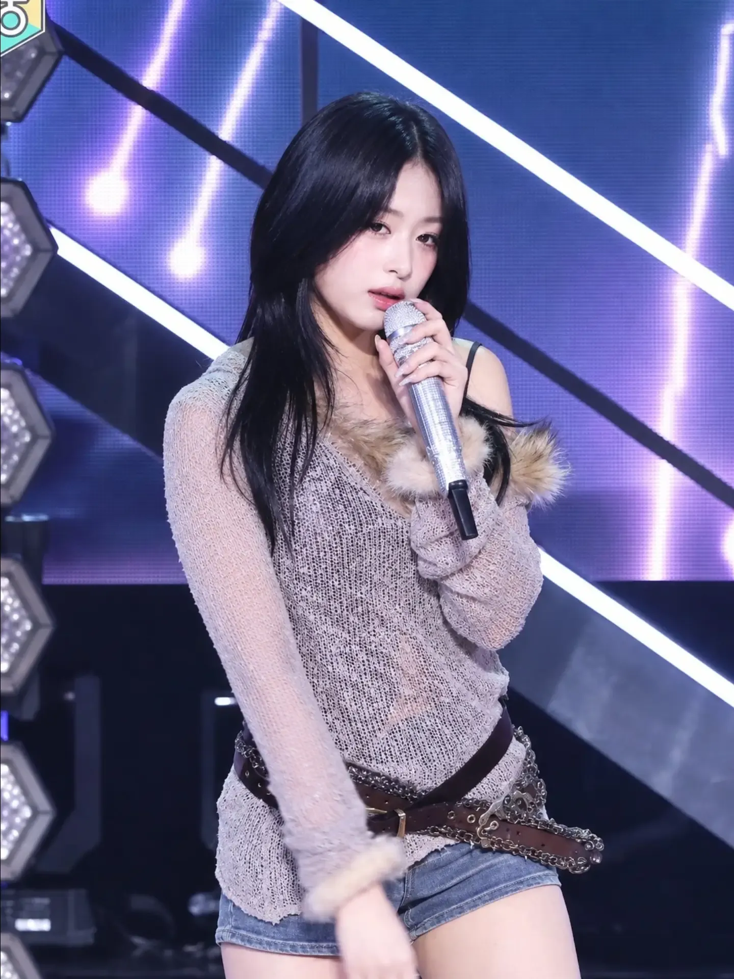 BABYMONSTER 아현 무대 위 하트 포즈
