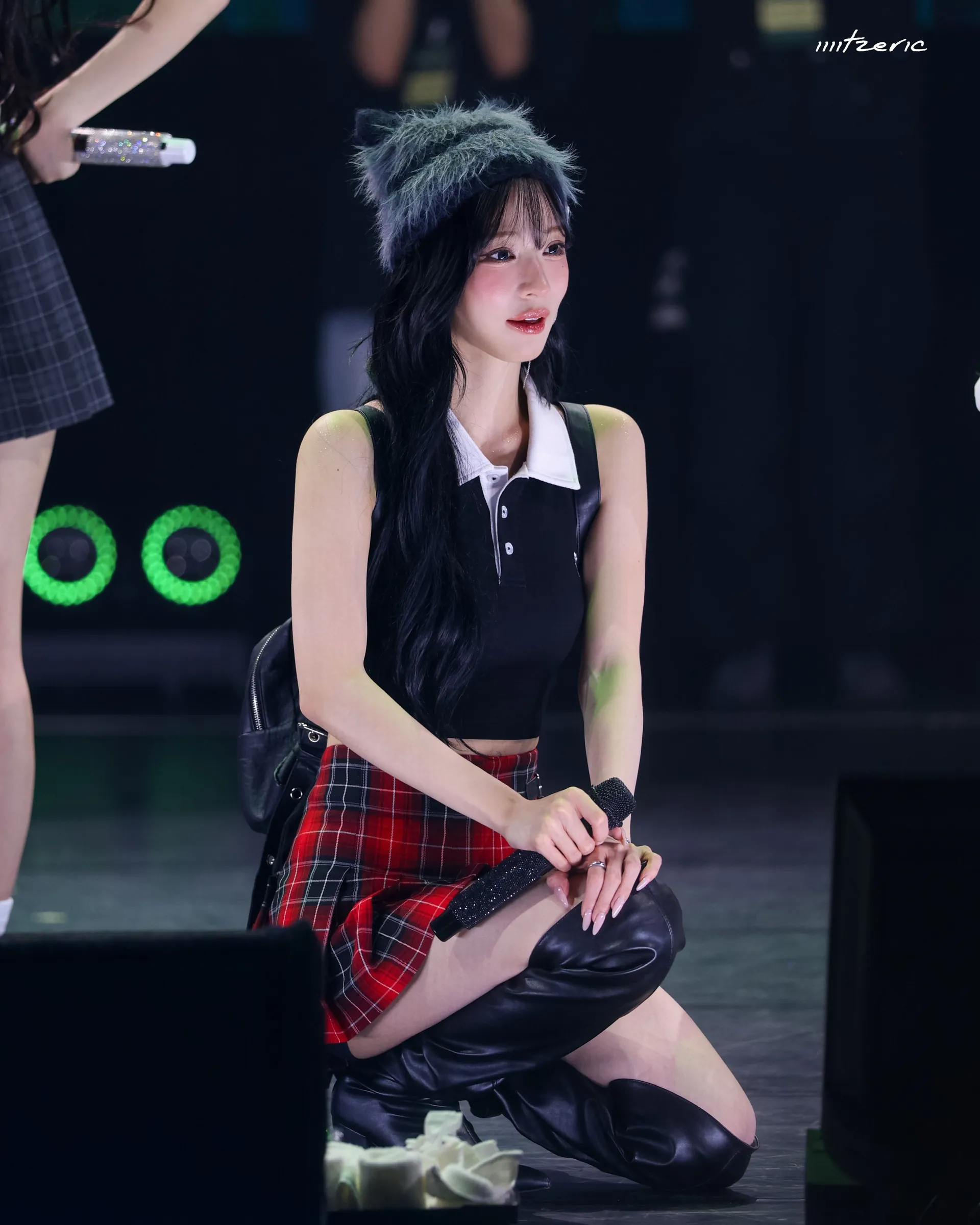 프로미스나인 이채영 무대 위 고양이 비니