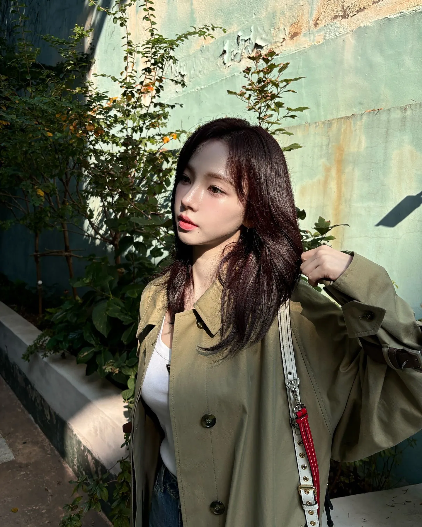 에스파 카리나, 카키 트렌치코트 일상룩